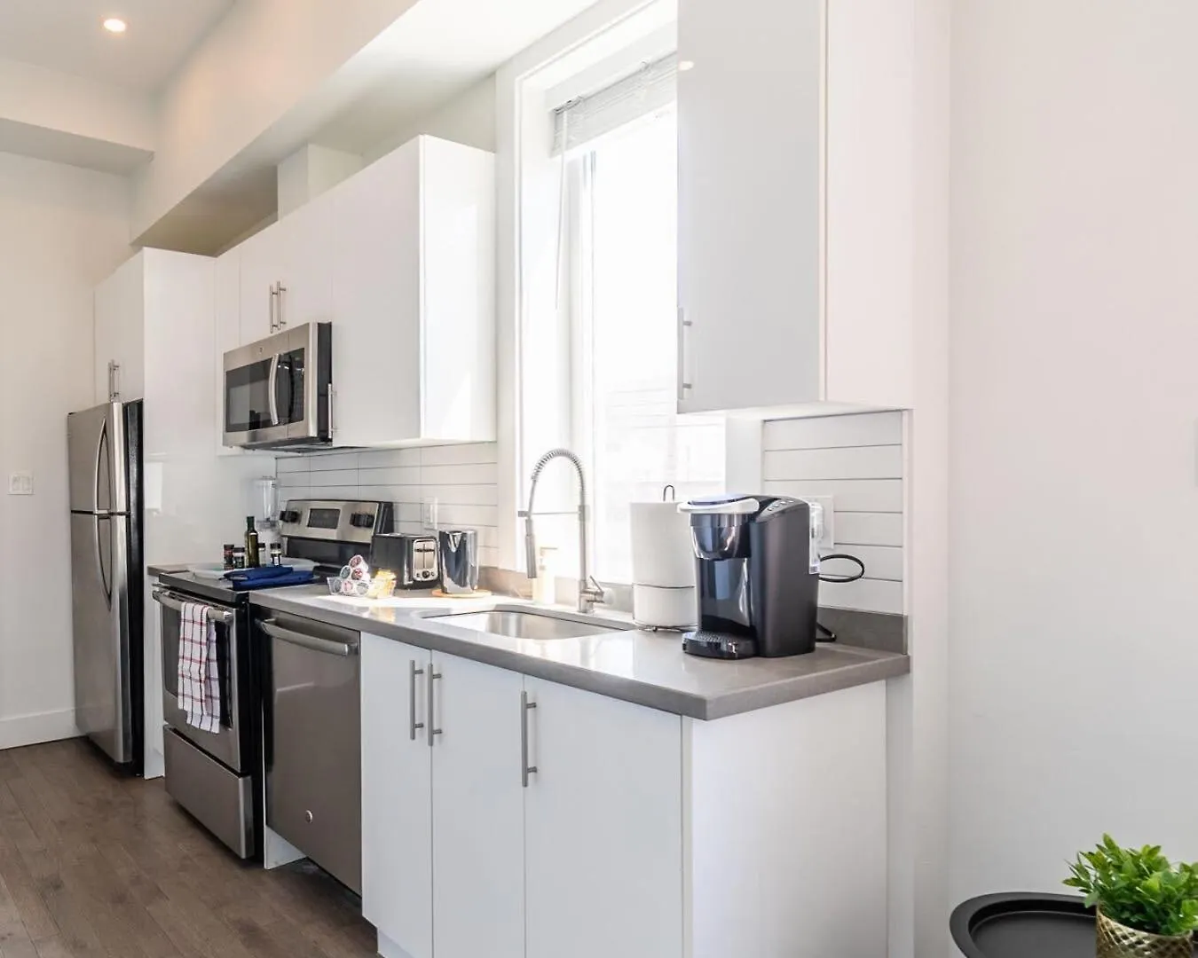 Modern 2 Bedroom Apartment - Near Leslieville Toronto