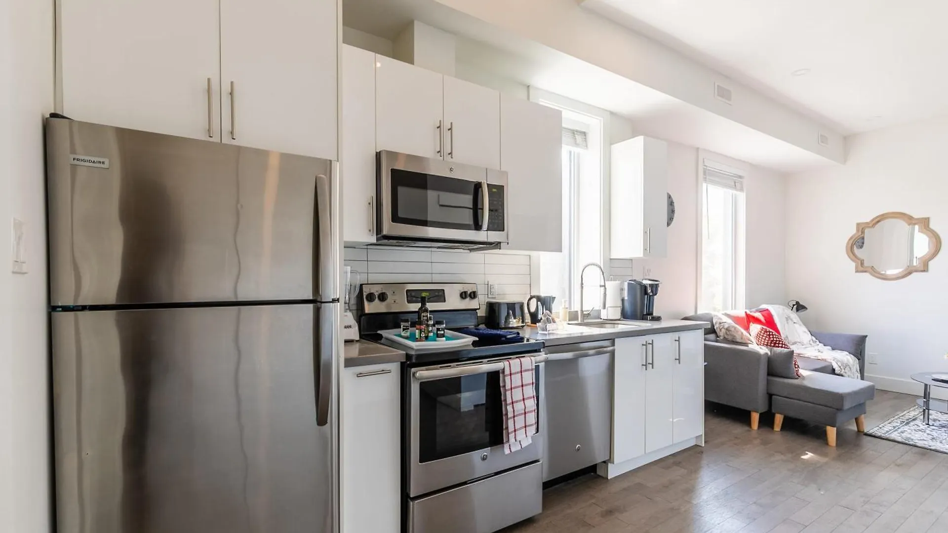 Modern 2 Bedroom Apartment - Near Leslieville Toronto