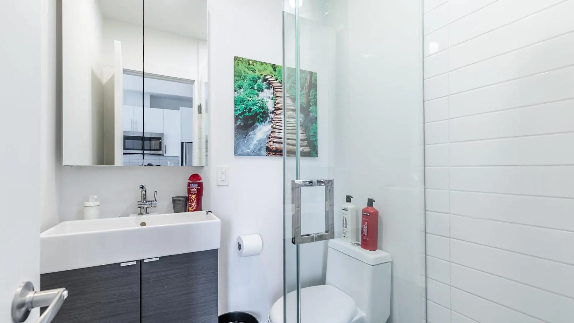 Modern 2 Bedroom Apartment - Near Leslieville Toronto Canada