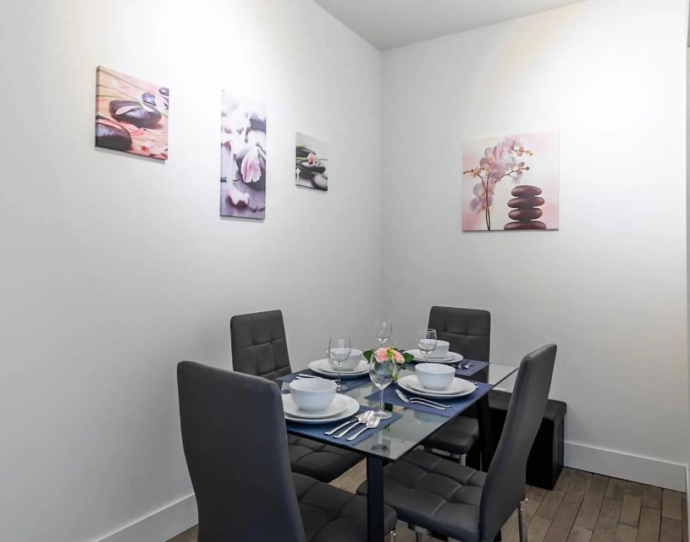 Modern 2 Bedroom Apartment - Near Leslieville Toronto