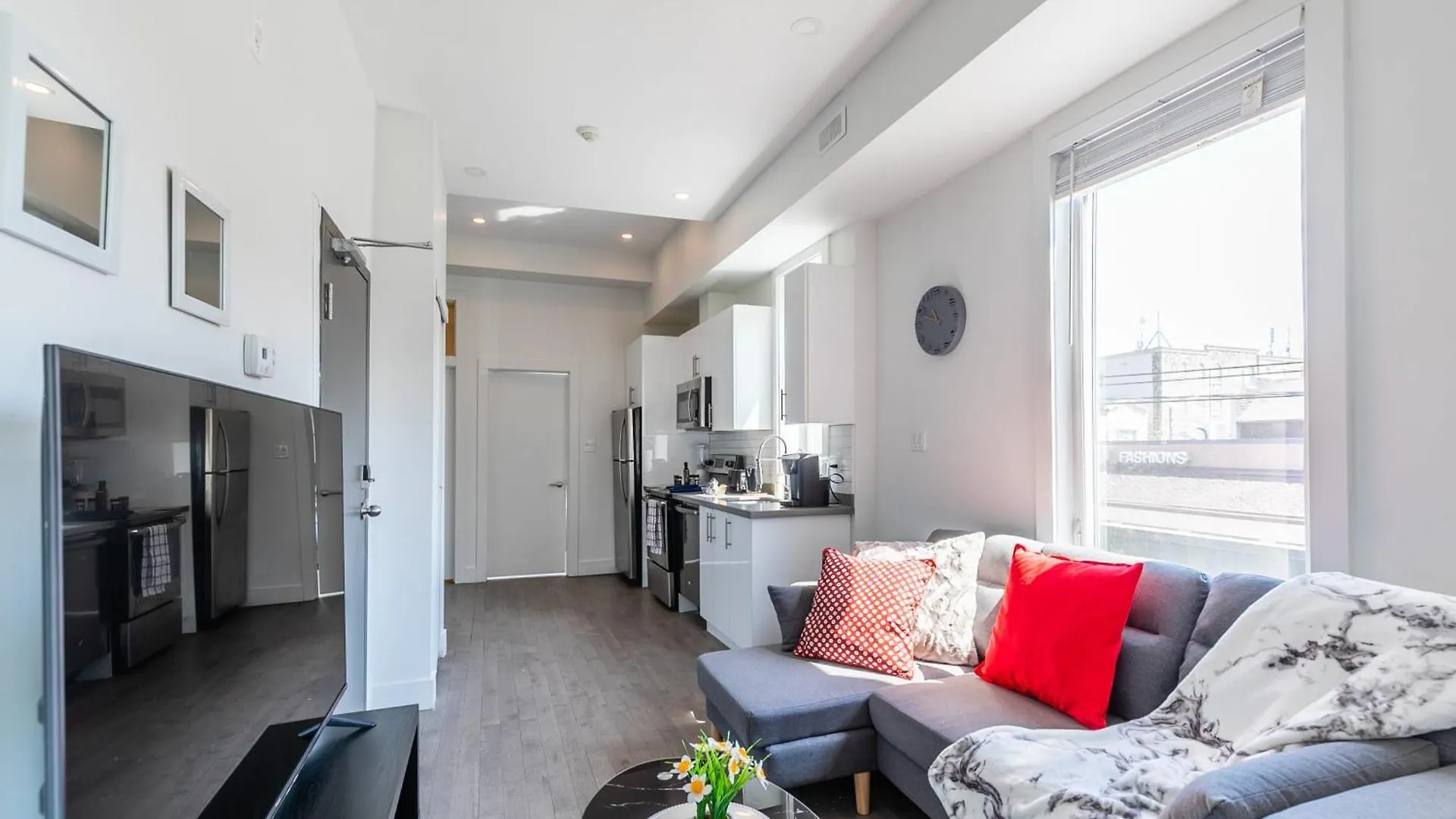 Modern 2 Bedroom Apartment - Near Leslieville Toronto