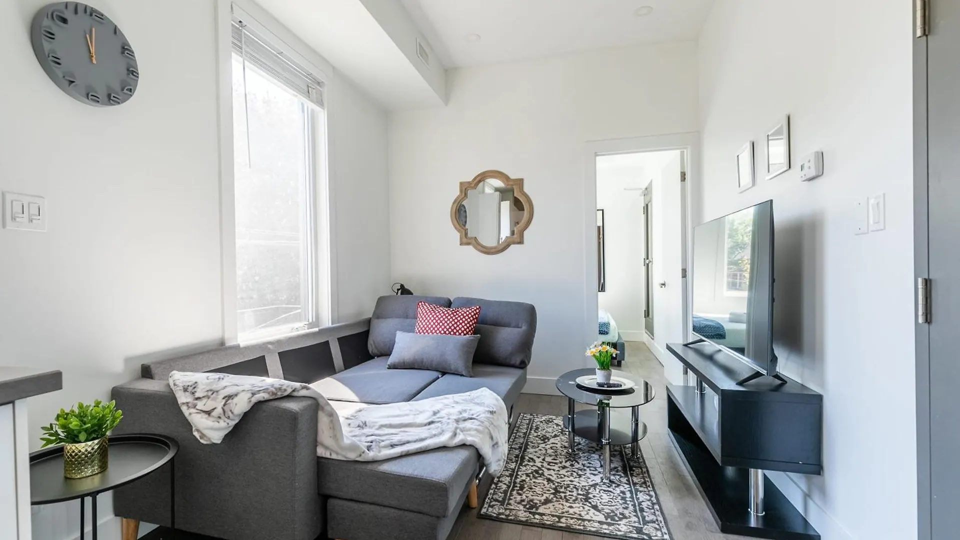 Modern 2 Bedroom Apartment - Near Leslieville Toronto