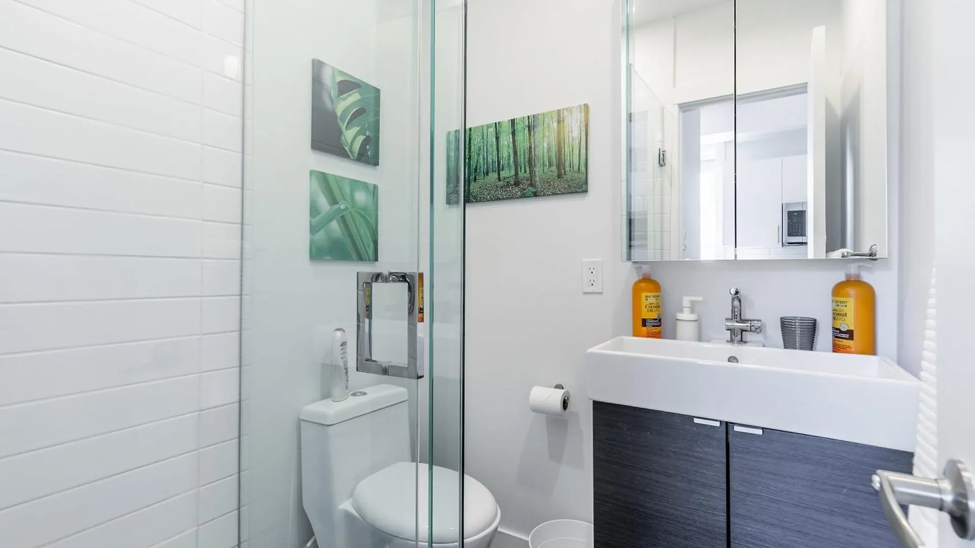 Modern 2 Bedroom Apartment - Near Leslieville Toronto