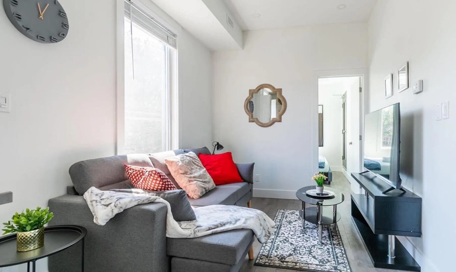 Modern 2 Bedroom Apartment - Near Leslieville location
